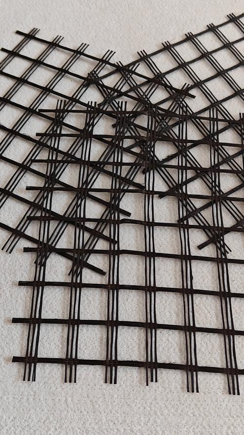 玻纤土工格栅与涤纶土工格栅生产厂家选择指南 聚焦土工格栅品质与口碑