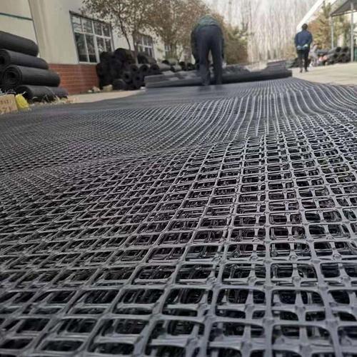 护坡挡墙与塑料土工格栅 现代工程中的核心材料解析